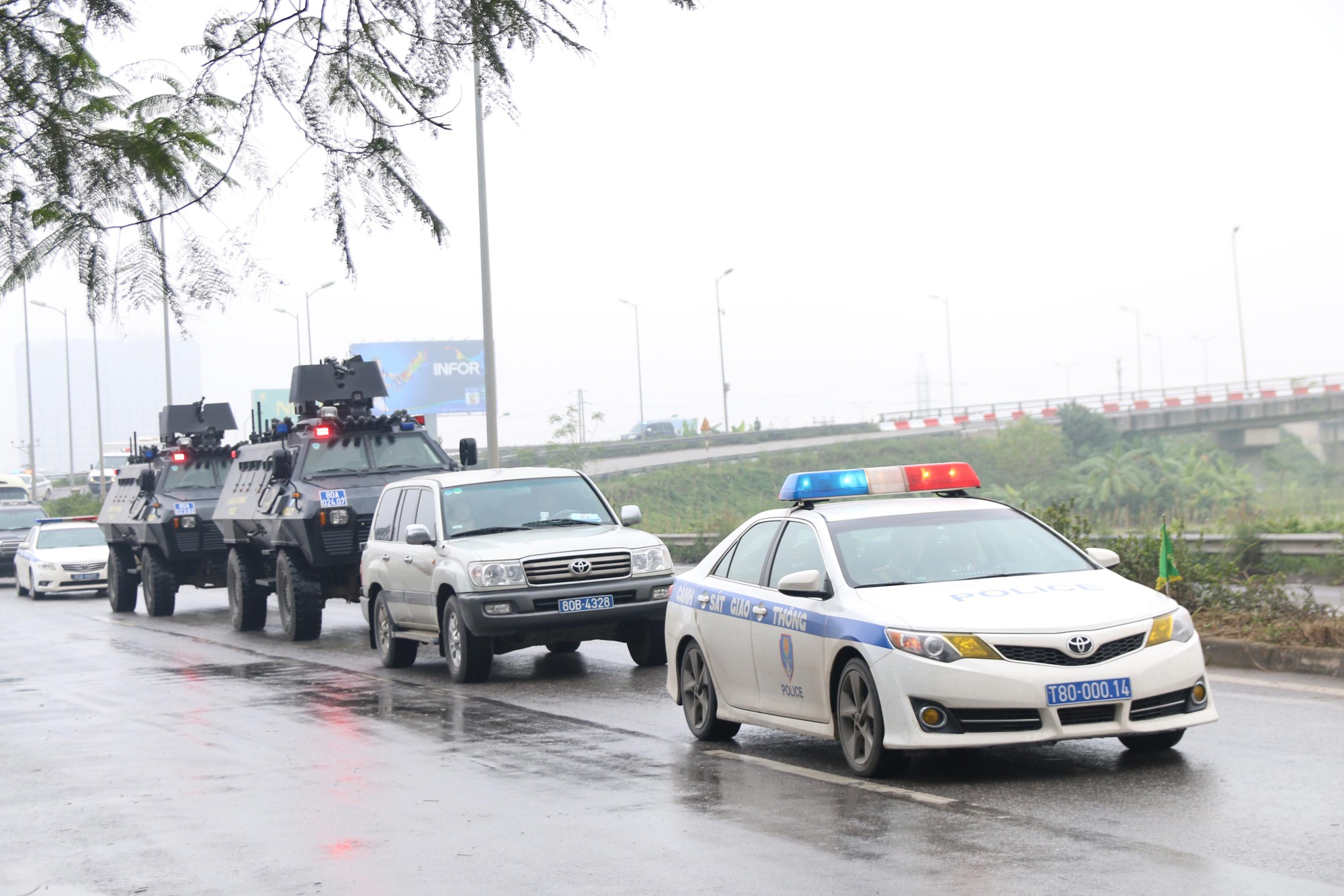 Xe bọc th&eacute;p đặc chủng bảo vệ Chủ tịch Kim Jong-un từ Đồng Đăng về H&agrave; Nội - Ảnh 2.