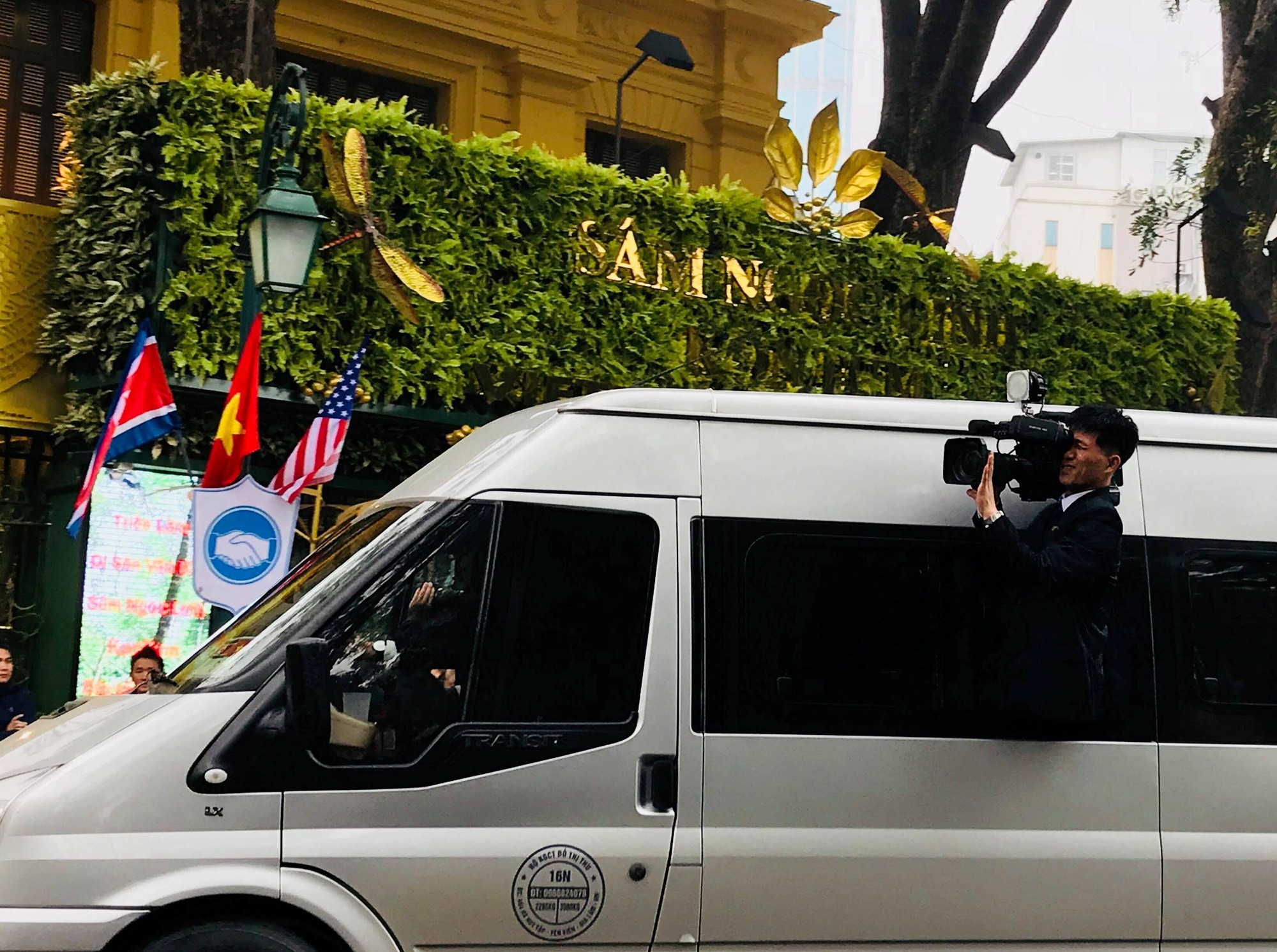 Phóng viên Triều Tiên nhoài người ra cửa xe quay Chủ tịch Kim Jong-un