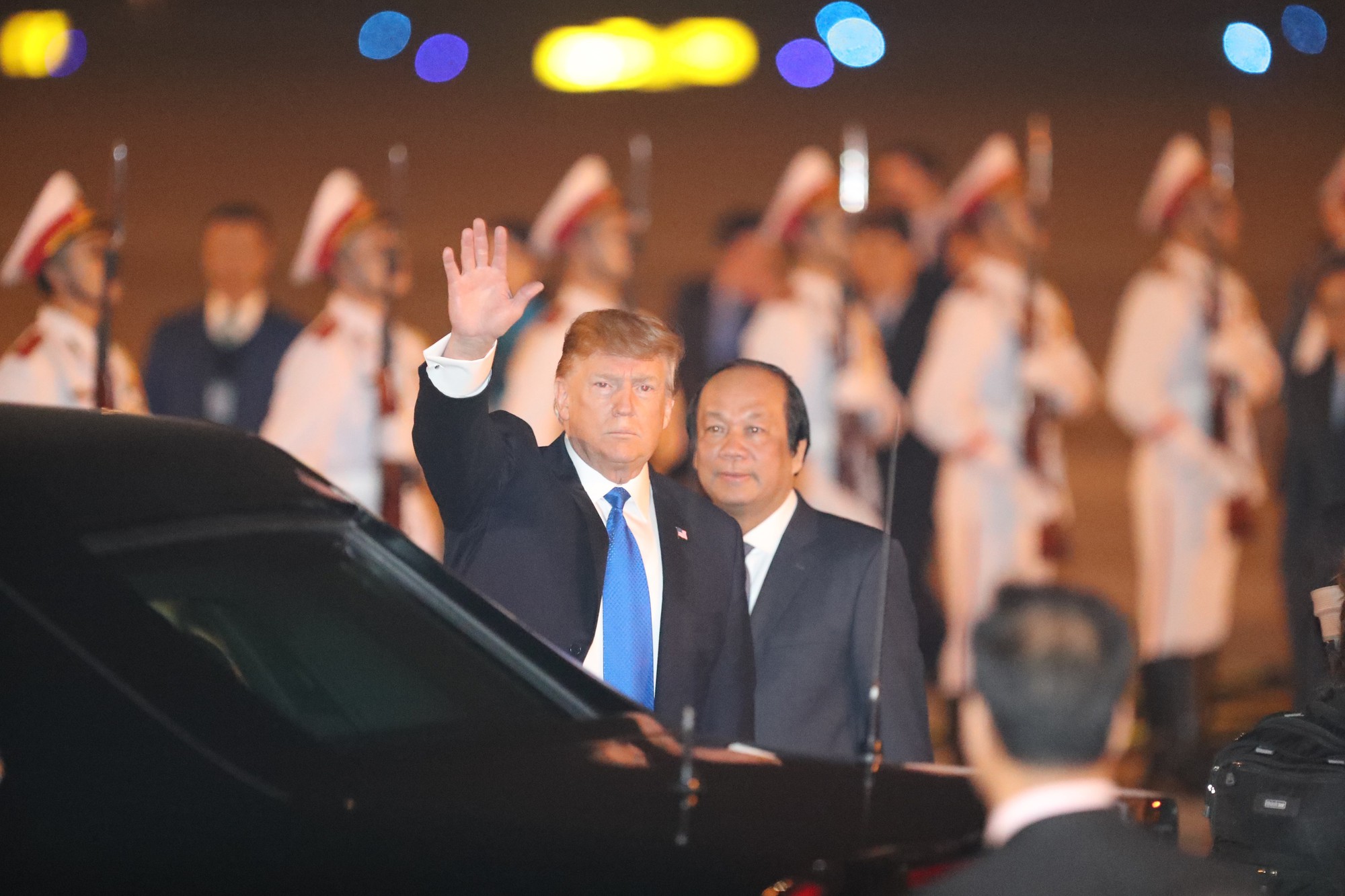 Tổng thống Donald Trump vẫy chào khi tới Hà Nội