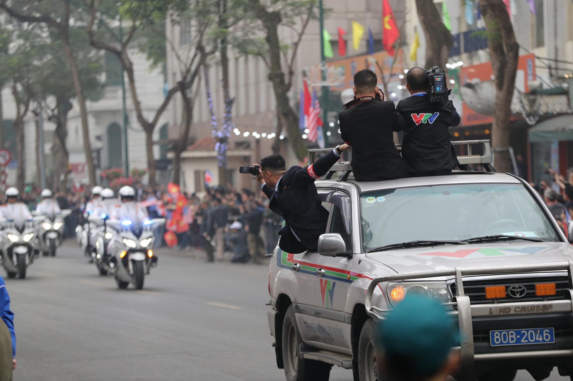 Phóng viên Triều Tiên nhoài người ra cửa xe quay Chủ tịch Kim Jong-un - Ảnh 3.