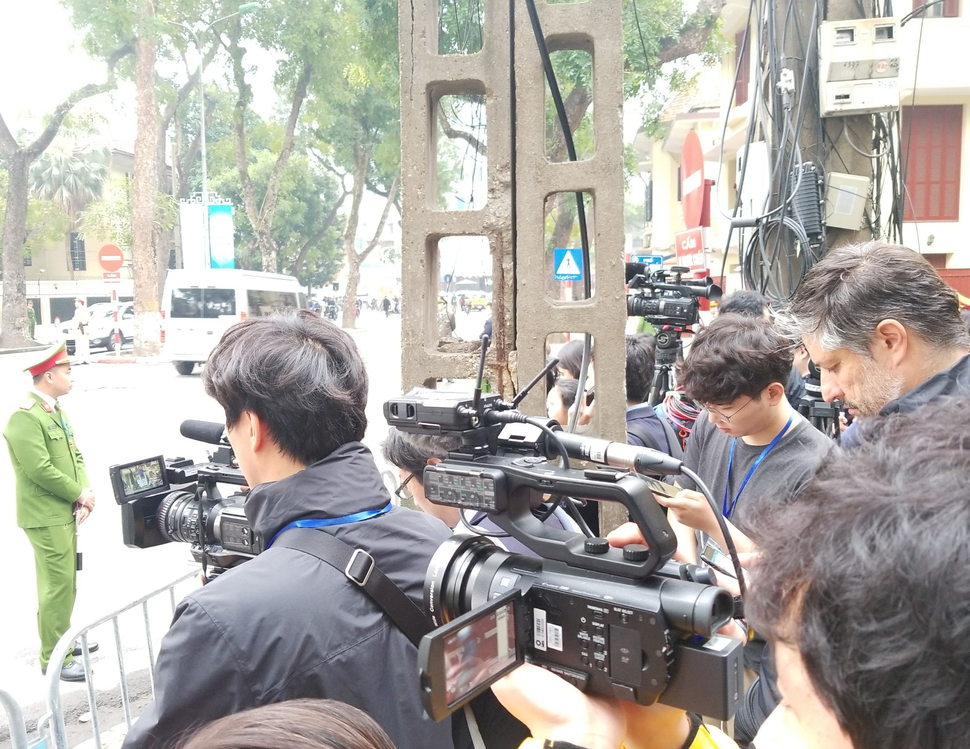 Clip đo&agrave;n xe hộ tống Chủ tịch Kim Jong-un thăm Đại sứ qu&aacute;n Triều Ti&ecirc;n - Ảnh 6.