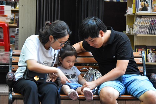 Nghĩ về một chữ Tiền(*): Tiền nhiều để... gió cuốn đi - Ảnh 1.