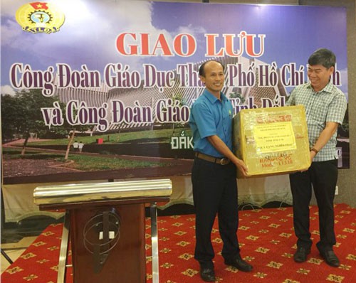 Hỗ trợ gi&aacute;o vi&ecirc;n, học sinh v&ugrave;ng s&acirc;u v&ugrave;ng xa - Ảnh 1.