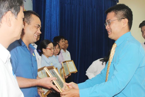Tuyên dương gương sáng đảng viên