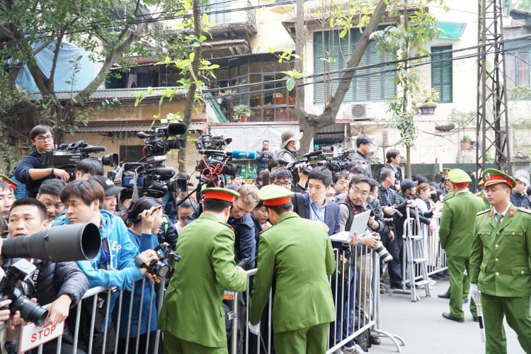 Clip đo&agrave;n xe hộ tống Chủ tịch Kim Jong-un thăm Đại sứ qu&aacute;n Triều Ti&ecirc;n - Ảnh 9.