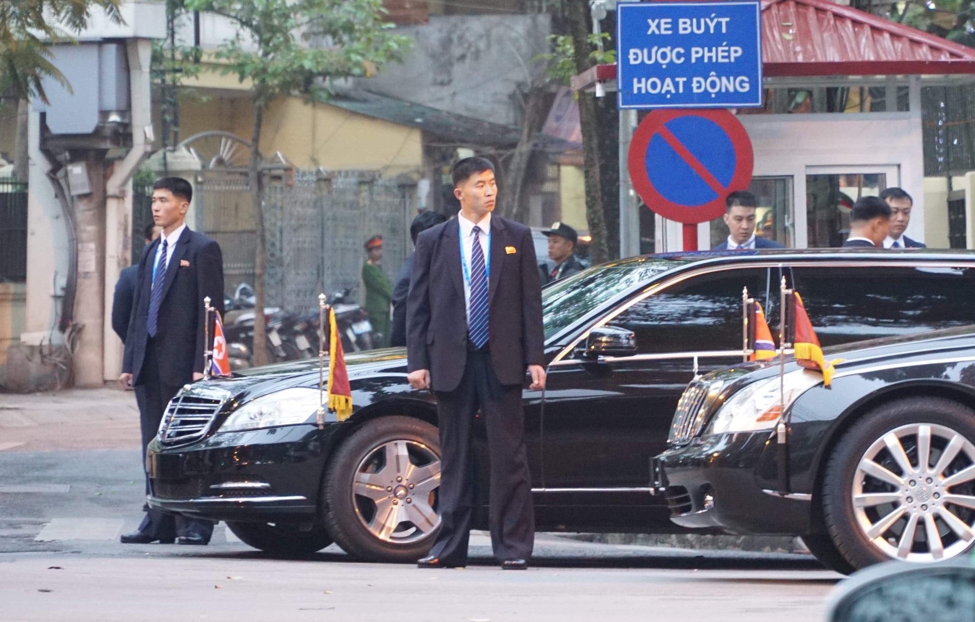 Clip đoàn xe hộ tống Chủ tịch Kim Jong-un thăm Đại sứ quán Triều Tiên