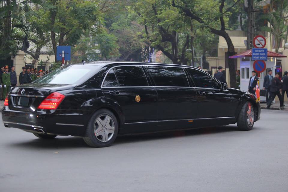 Clip đo&agrave;n xe hộ tống Chủ tịch Kim Jong-un thăm Đại sứ qu&aacute;n Triều Ti&ecirc;n - Ảnh 3.