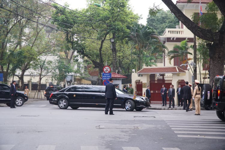 Clip đo&agrave;n xe hộ tống Chủ tịch Kim Jong-un thăm Đại sứ qu&aacute;n Triều Ti&ecirc;n - Ảnh 2.