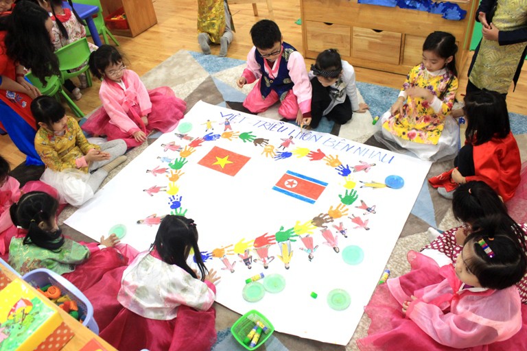 Trường mẫu gi&aacute;o Việt-Triều n&aacute;o nức trước chuyến thăm của Chủ tịch Kim Jong-un - Ảnh 5.