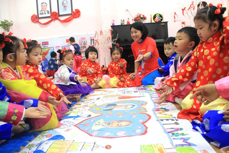 Trường mẫu gi&aacute;o Việt-Triều n&aacute;o nức trước chuyến thăm của Chủ tịch Kim Jong-un - Ảnh 6.