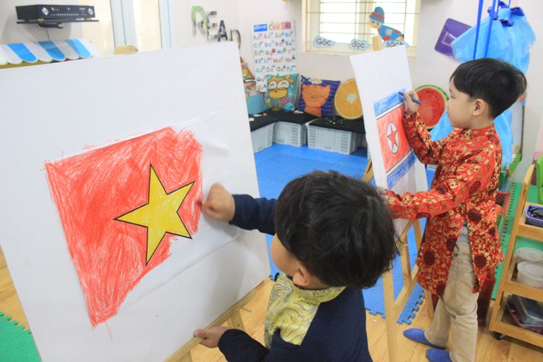 Trường mẫu gi&aacute;o Việt-Triều n&aacute;o nức trước chuyến thăm của Chủ tịch Kim Jong-un - Ảnh 2.