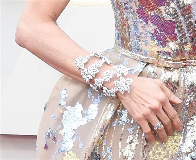 Phụ kiện to bản l&ecirc;n ng&ocirc;i tại Oscar 2019 - Ảnh 6.