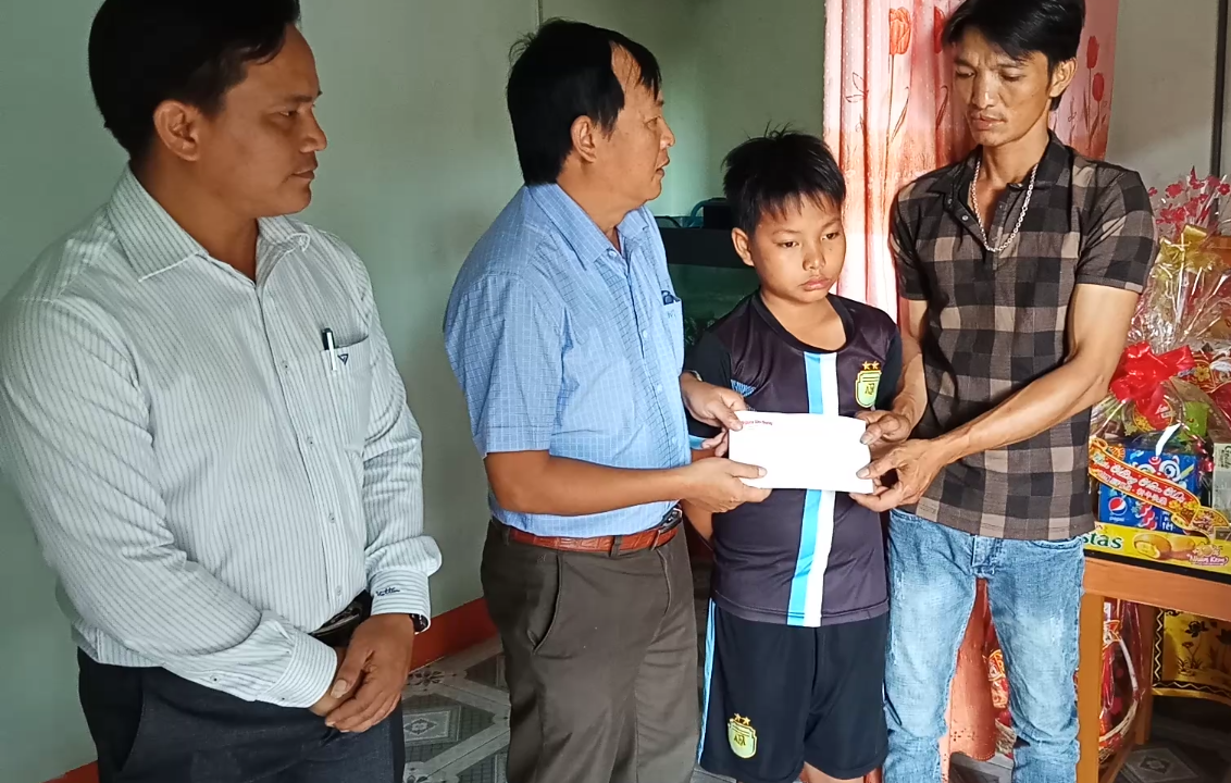 Trao tiền bạn đọc hỗ trợ cho 3 em học sinh mồ côi mẹ ngày cận Tết