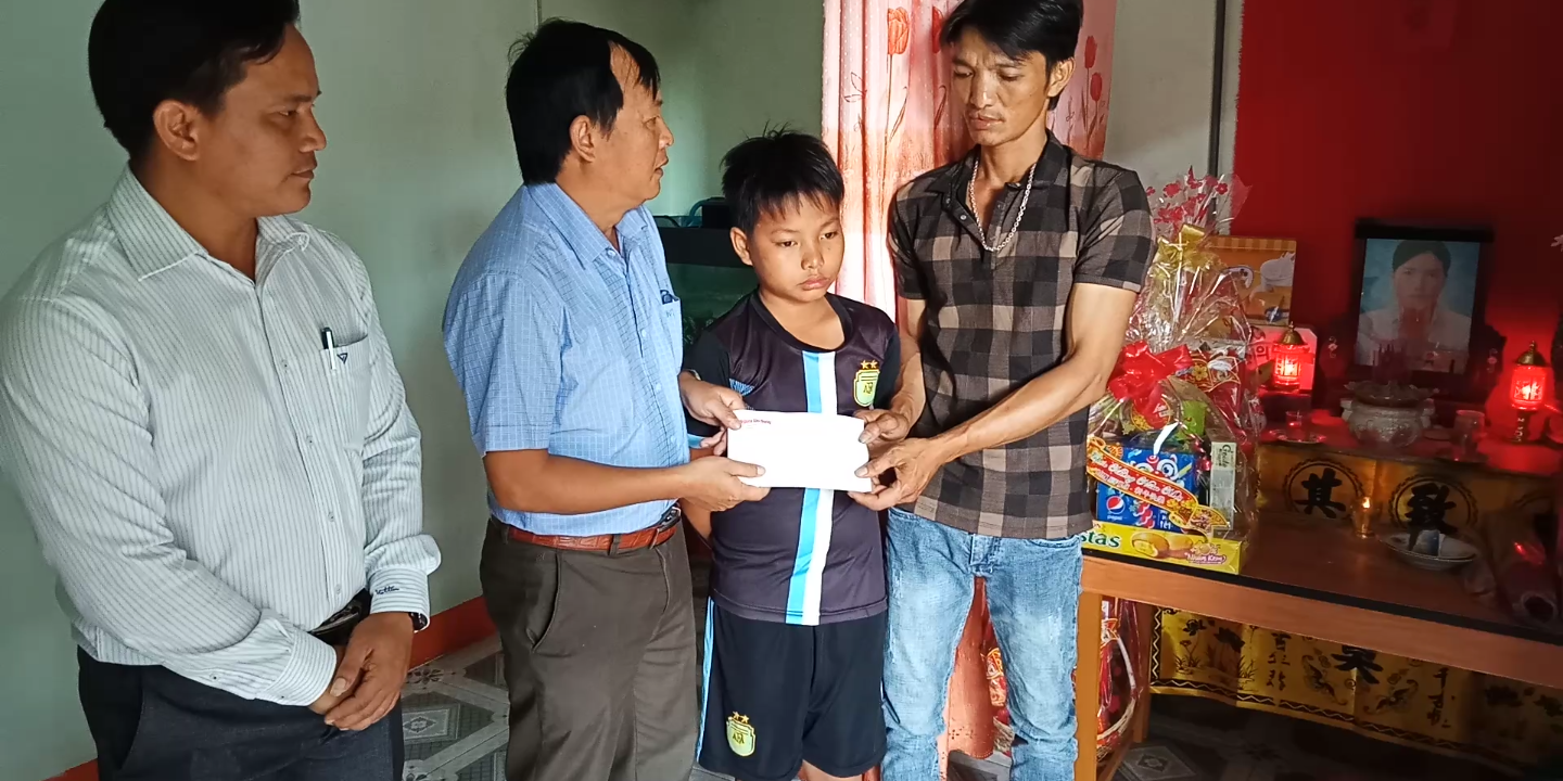 Trao tiền bạn đọc hỗ trợ cho 3 em học sinh mồ côi mẹ ngày cận Tết - Ảnh 1.