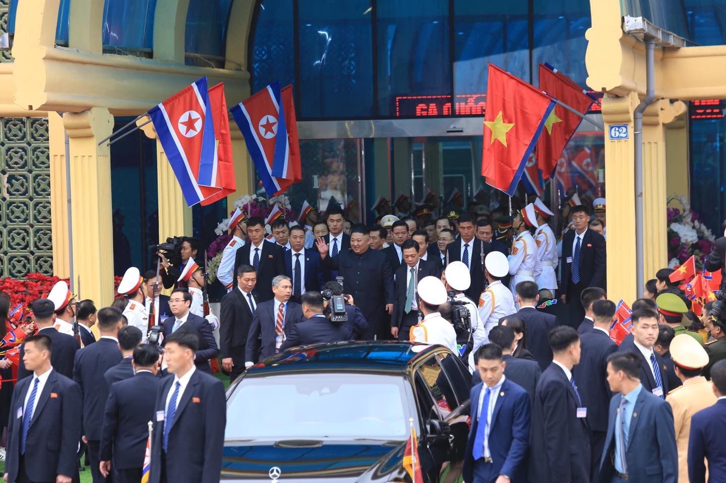 Dàn cận vệ chạy theo xe, đưa Chủ tịch Kim Jong-un rời ga Đồng Đăng - Ảnh 8.