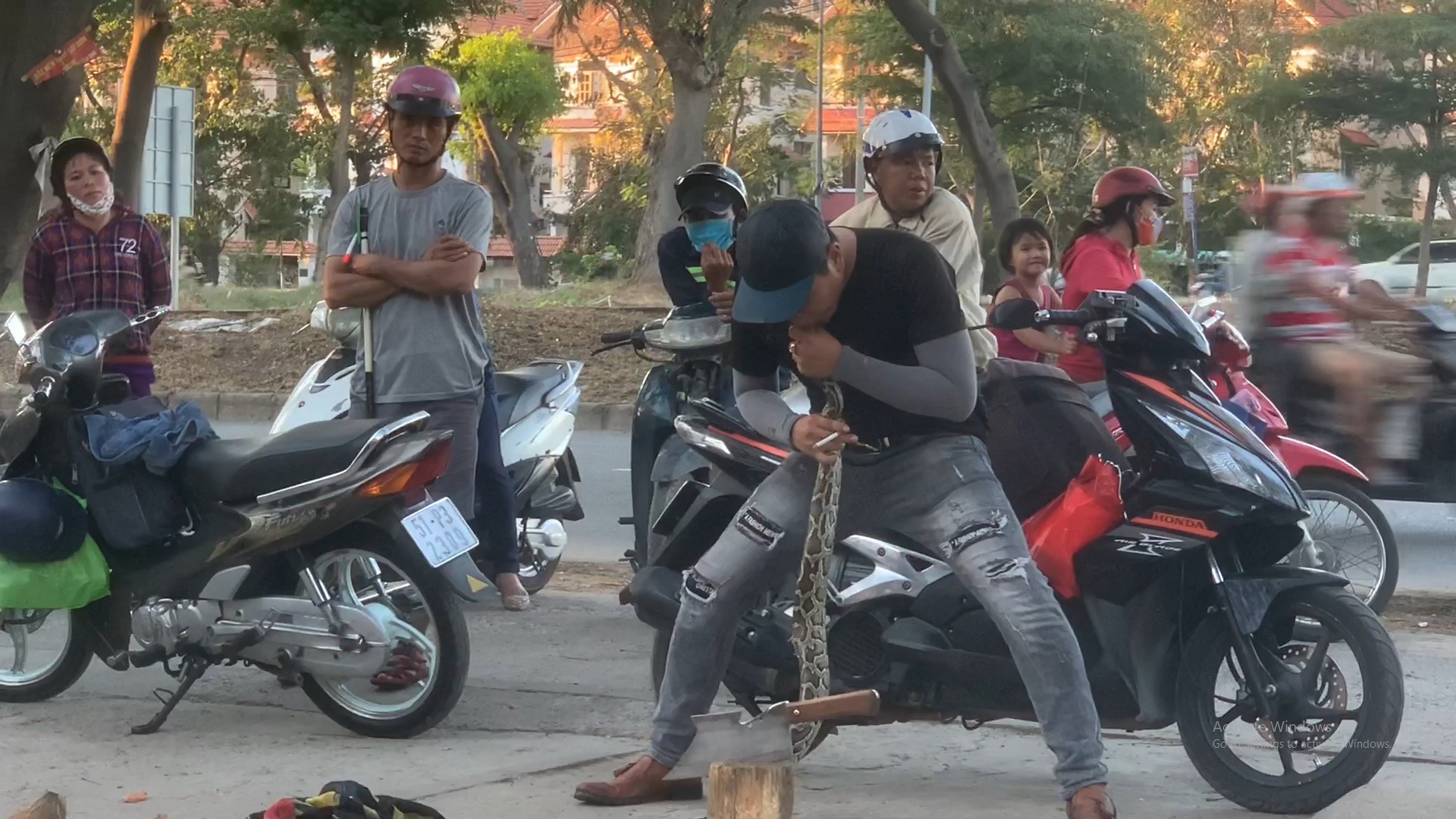 VIDEO: Nở rộ "sơn đông mãi võ" bán thuốc ở khu công nhân TP HCM