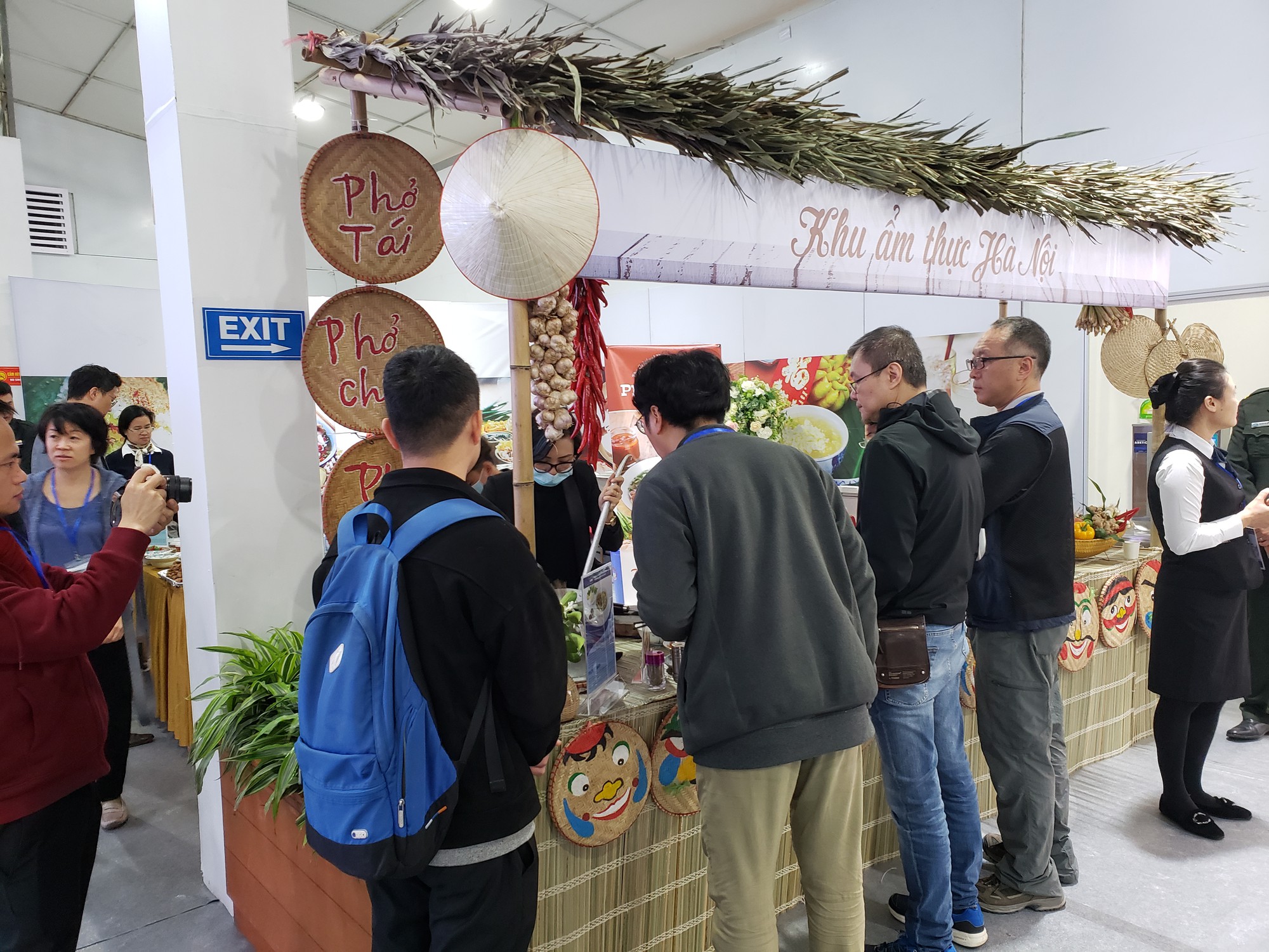 Phóng viên quốc tế thích thú thưởng thức phở Thìn, bún thang Bà Ẩm, bún chả Hà Nội