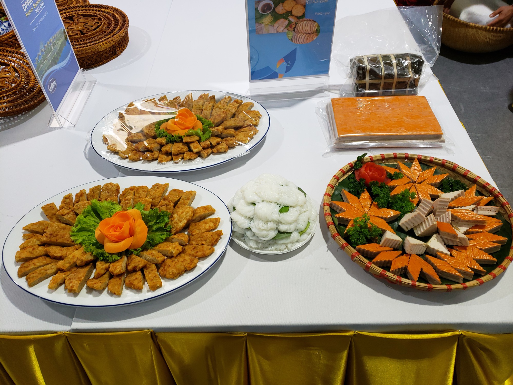 Ph&oacute;ng vi&ecirc;n quốc tế th&iacute;ch th&uacute; thưởng thức phở Th&igrave;n, b&uacute;n thang B&agrave; Ẩm, b&uacute;n chả H&agrave; Nội - Ảnh 4.
