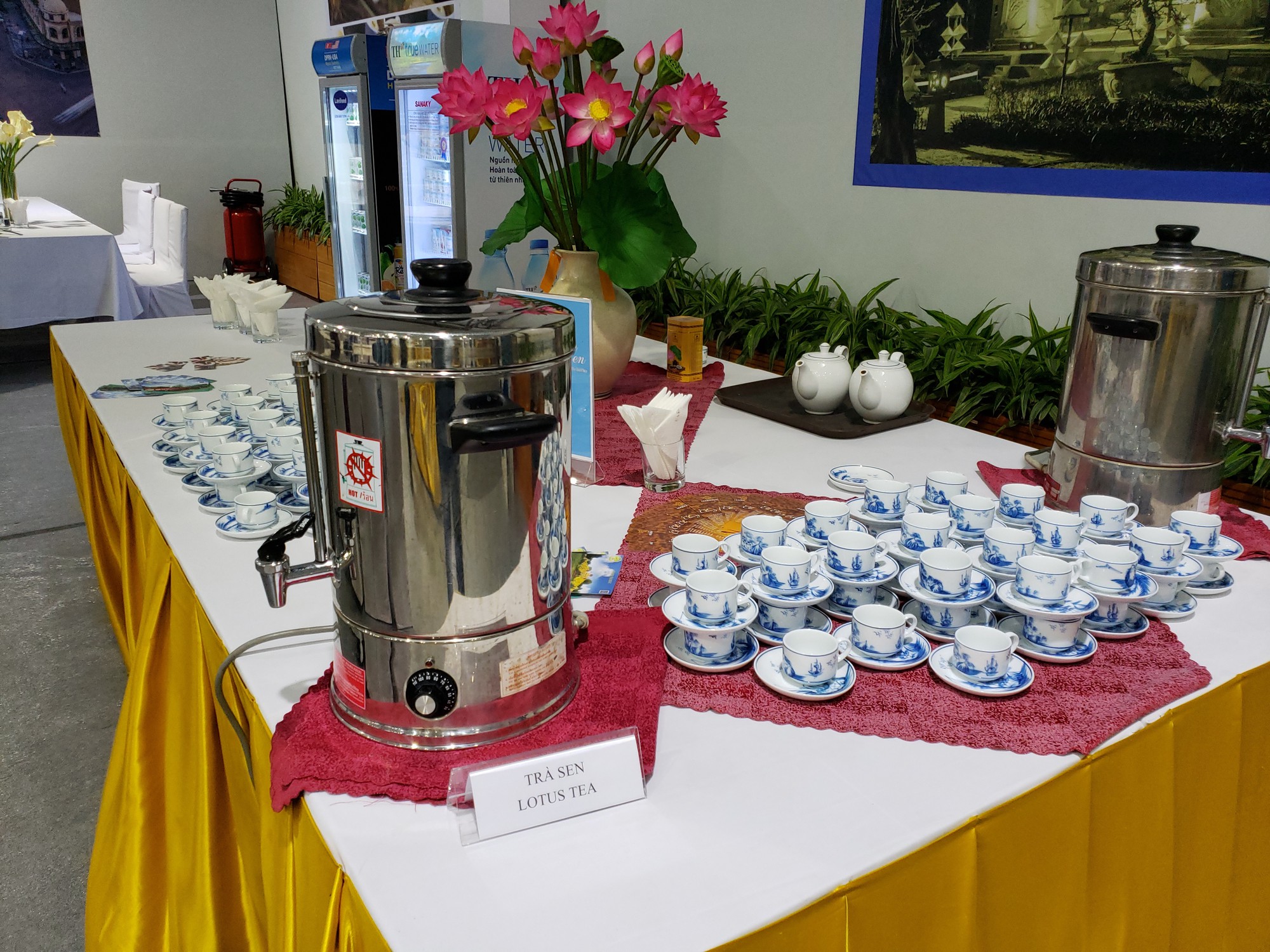 Ph&oacute;ng vi&ecirc;n quốc tế th&iacute;ch th&uacute; thưởng thức phở Th&igrave;n, b&uacute;n thang B&agrave; Ẩm, b&uacute;n chả H&agrave; Nội - Ảnh 8.