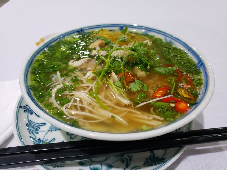 Ph&oacute;ng vi&ecirc;n quốc tế th&iacute;ch th&uacute; thưởng thức phở Th&igrave;n, b&uacute;n thang B&agrave; Ẩm, b&uacute;n chả H&agrave; Nội - Ảnh 2.