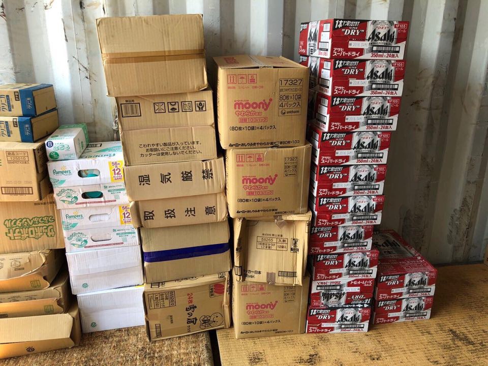 Container máy đào bánh xích nhưng chứa đầy hàng lậu