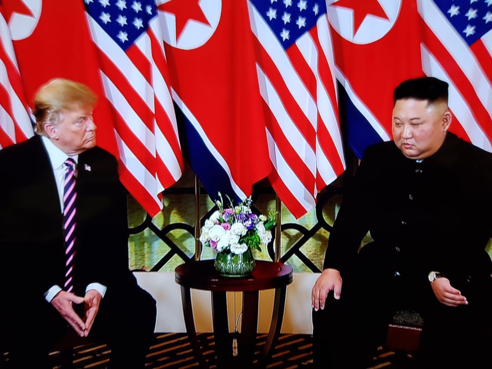Hội ngộ tại H&agrave; Nội: Hai &ocirc;ng Trump v&agrave; Kim bắt tay th&acirc;n t&igrave;nh, tr&ograve; chuyện cởi mở - Ảnh 6.