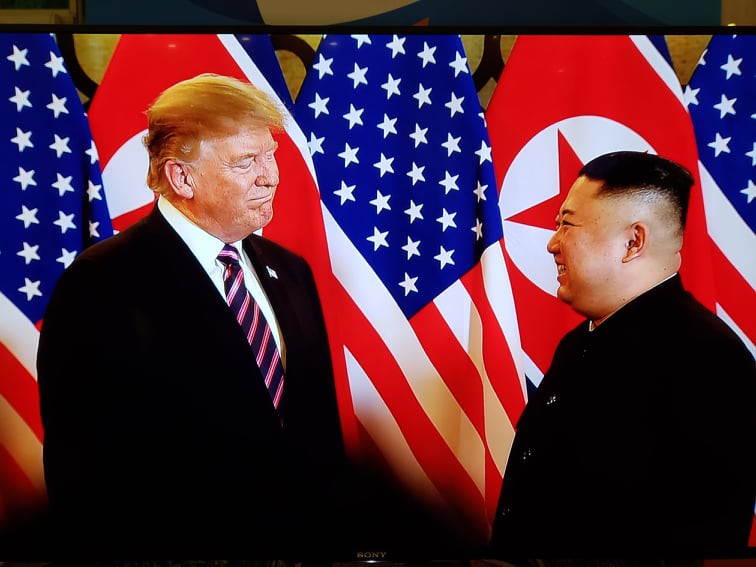 Hội ngộ tại H&agrave; Nội: Hai &ocirc;ng Trump v&agrave; Kim bắt tay th&acirc;n t&igrave;nh, tr&ograve; chuyện cởi mở - Ảnh 5.