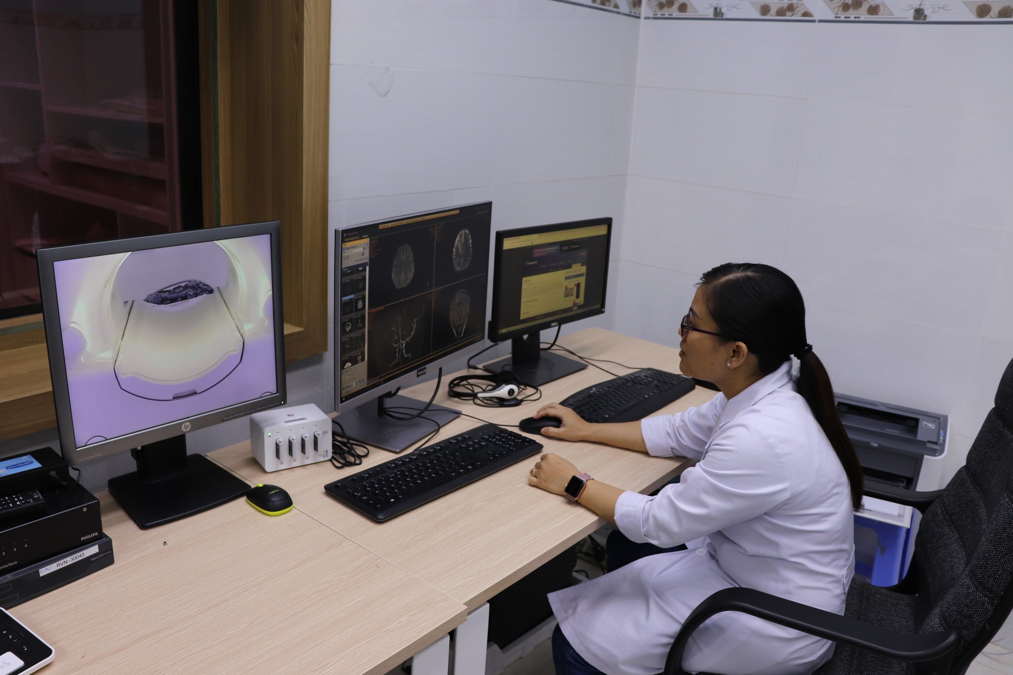 Thoát cảnh bị "khênh" ra khỏi bệnh viện khi muốn chụp MRI