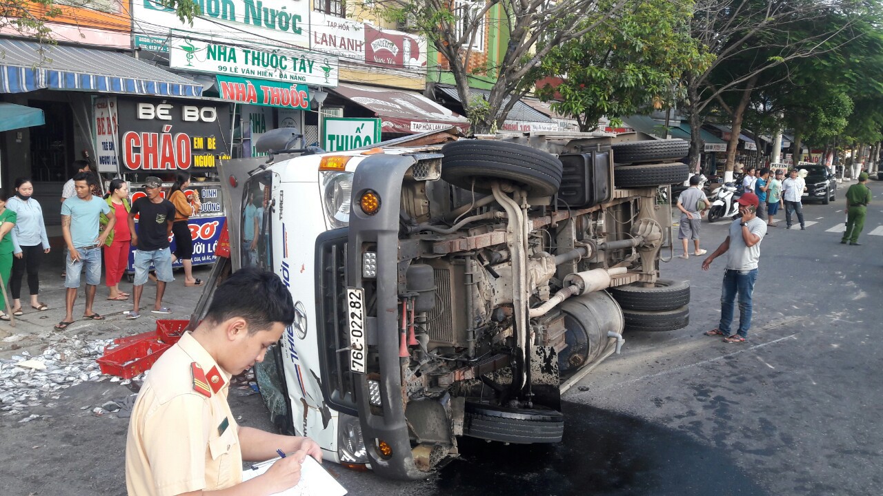 Xe tải mất l&aacute;i lật ngang, 2 tấn c&aacute; b&aacute;nh l&aacute;i tr&agrave;n xuống đường - Ảnh 4.