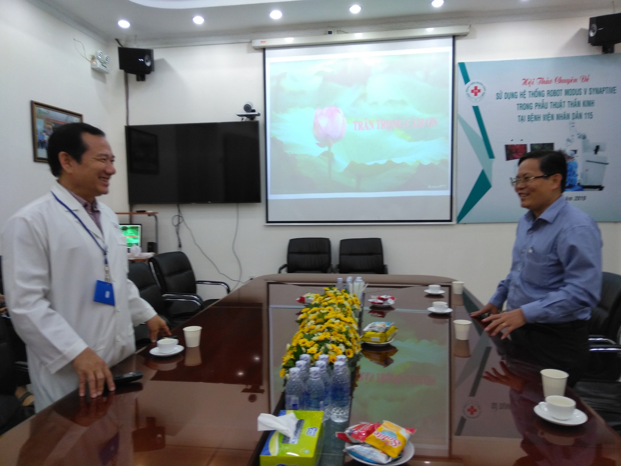 Báo Người Lao Động thăm và chúc mừng nhiều bệnh viện nhân Ngày Thầy thuốc Việt Nam - Ảnh 1.