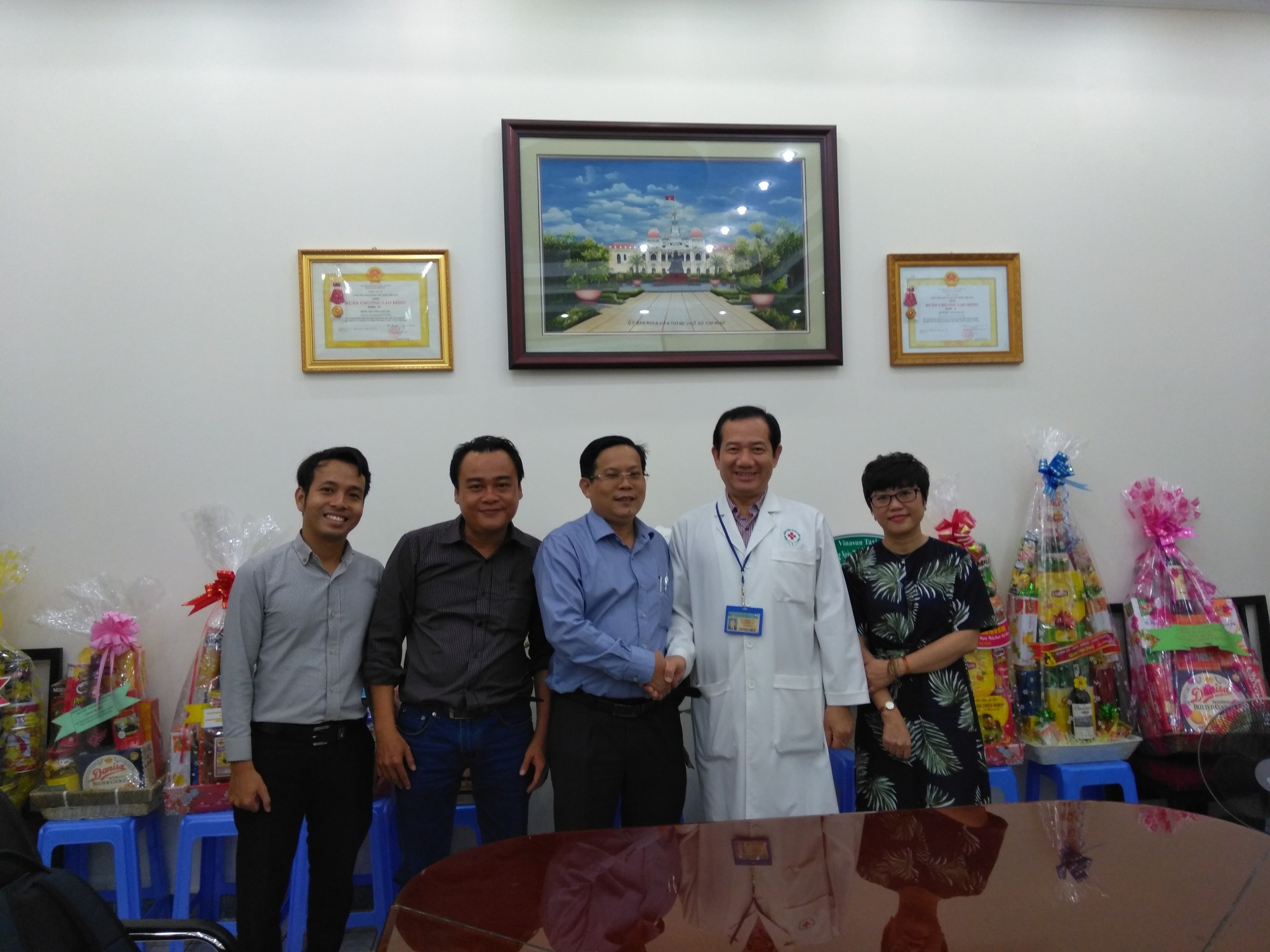 Báo Người Lao Động thăm và chúc mừng nhiều bệnh viện nhân Ngày Thầy thuốc Việt Nam