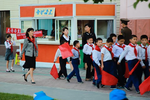 Bia S&agrave;i G&ograve;n, nước cam Việt trong cửa h&agrave;ng ở Triều Ti&ecirc;n - Ảnh 1.