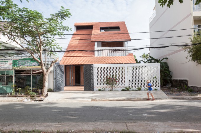 Nh&agrave; TP HCM ba tầng chỉ nh&igrave;n thấy m&aacute;i - Ảnh 2.