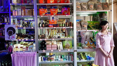 Bia S&agrave;i G&ograve;n, nước cam Việt trong cửa h&agrave;ng ở Triều Ti&ecirc;n - Ảnh 13.
