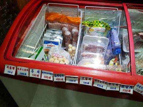Bia S&agrave;i G&ograve;n, nước cam Việt trong cửa h&agrave;ng ở Triều Ti&ecirc;n - Ảnh 6.