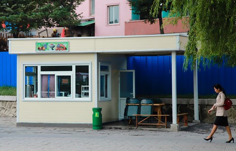 Bia S&agrave;i G&ograve;n, nước cam Việt trong cửa h&agrave;ng ở Triều Ti&ecirc;n - Ảnh 7.