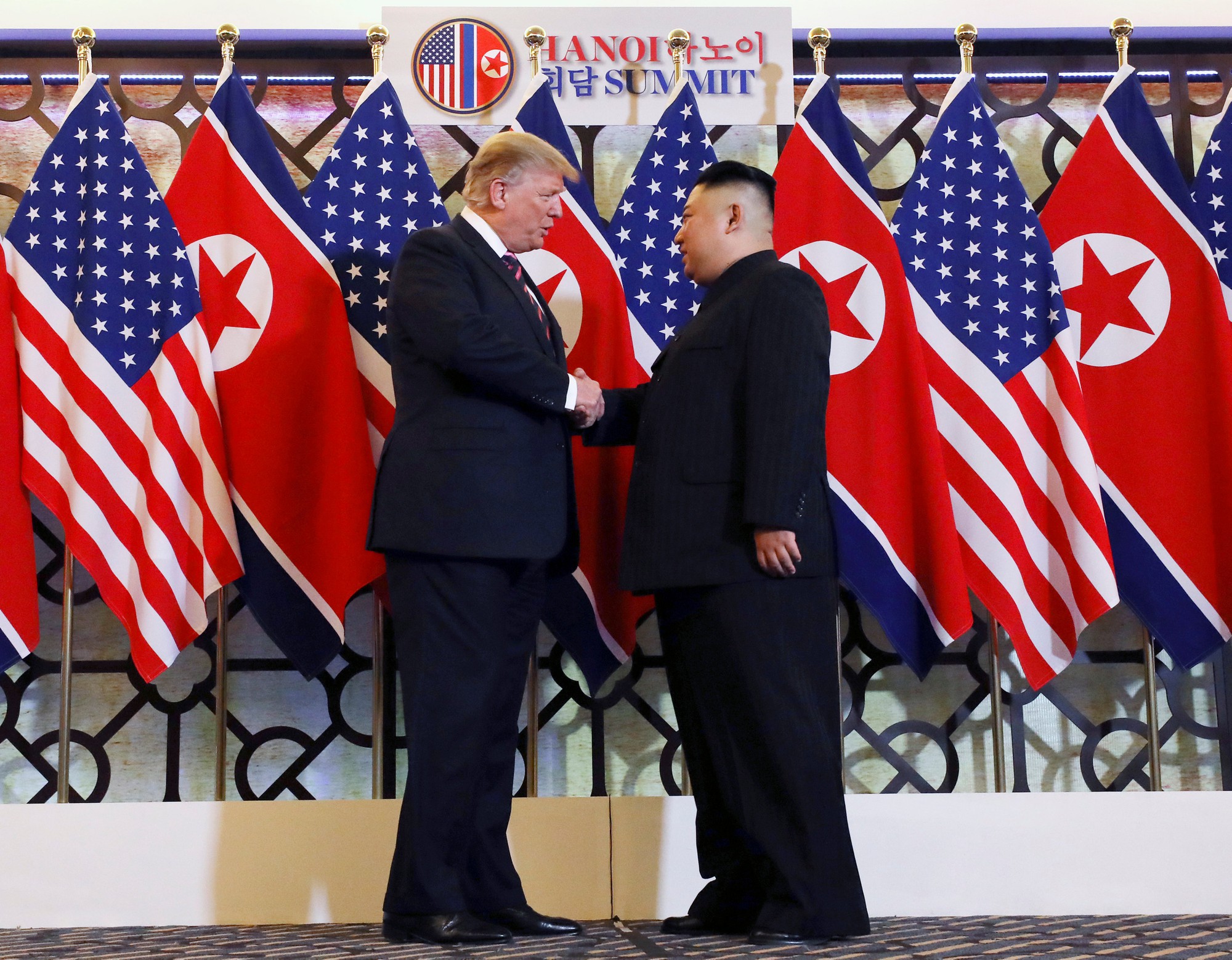 Hội ngộ tại H&agrave; Nội: Hai &ocirc;ng Trump v&agrave; Kim bắt tay th&acirc;n t&igrave;nh, tr&ograve; chuyện cởi mở - Ảnh 4.