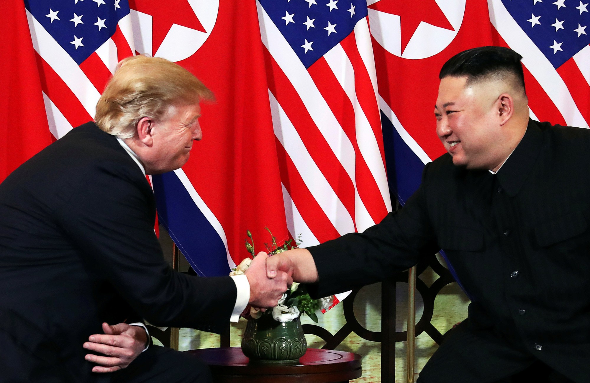 Hội ngộ tại H&agrave; Nội: Hai &ocirc;ng Trump v&agrave; Kim bắt tay th&acirc;n t&igrave;nh, tr&ograve; chuyện cởi mở - Ảnh 11.
