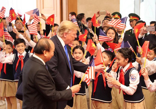 Tổng thống Donald Trump trao Thủ tướng Nguyễn Xu&acirc;n Ph&uacute;c l&aacute; quốc kỳ Mỹ - Ảnh 3.