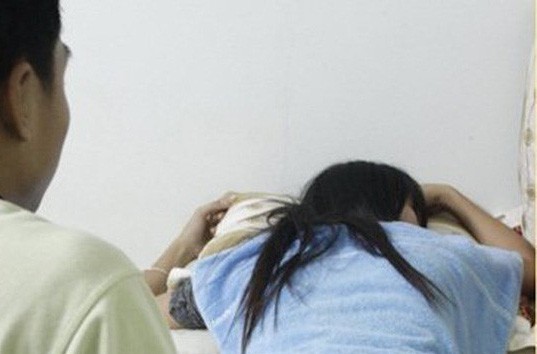 Người chồng đau đớn chứng kiến vợ và bạn học trong nhà nghỉ