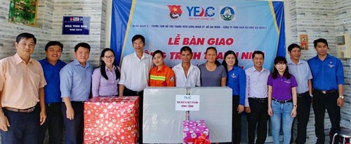 Trao nhà tình bạn cho công nhân