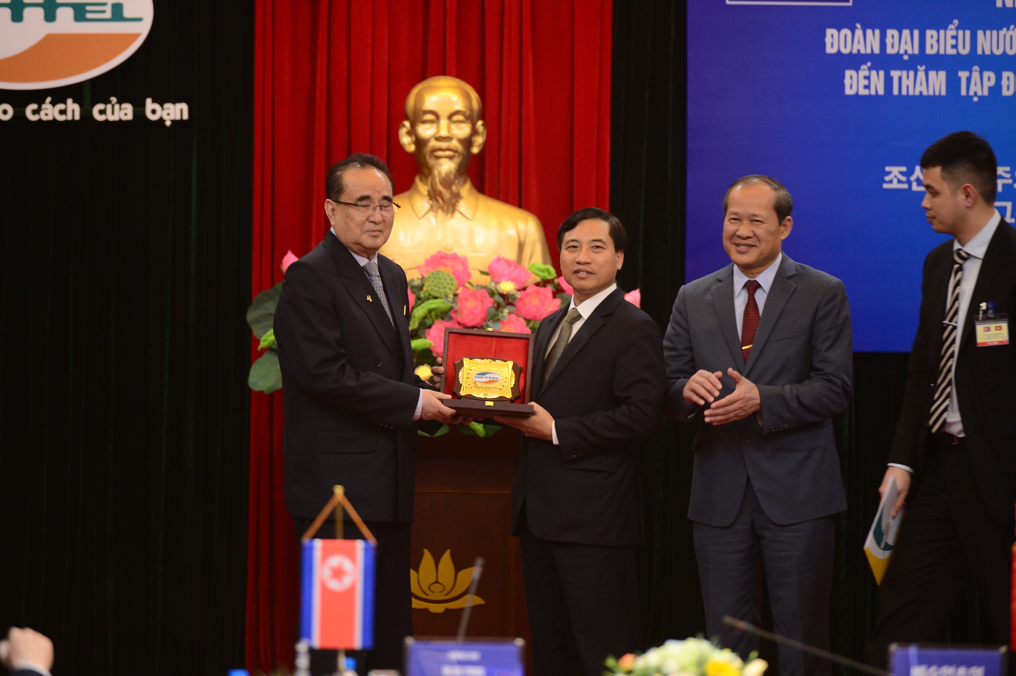 Đến thăm Viettel, l&atilde;nh đạo Triều Ti&ecirc;n n&oacute;i hy vọng c&oacute; cơ hội giao lưu, hợp t&aacute;c - Ảnh 3.