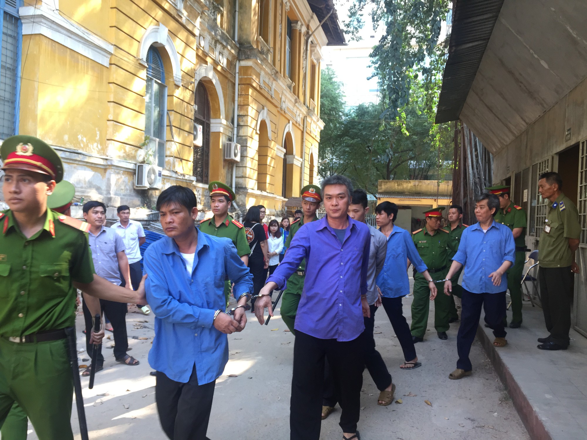 Truy nã ông "trùm" sản xuất dầu nhớt giả