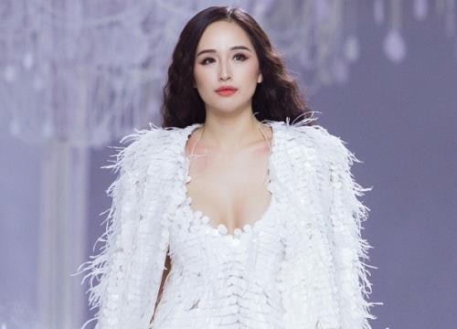 Mai Phương Thúy khoe vòng 1 khiến fan phát sốt