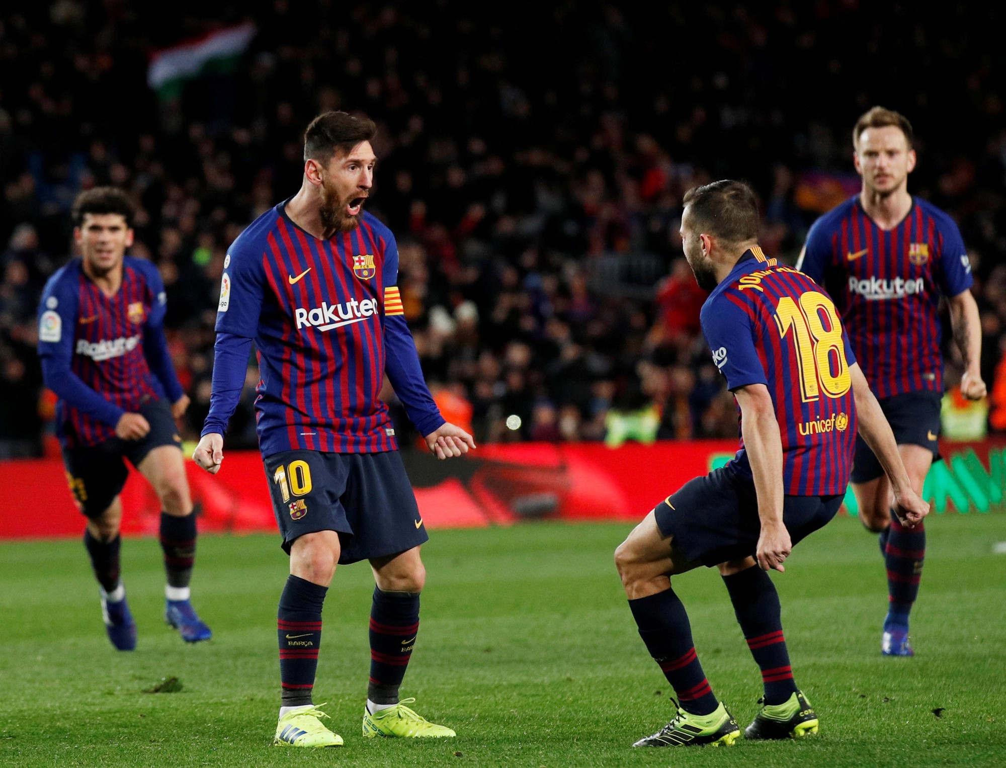 Cú đúp của Messi giúp Barcelona thoát hiểm trước Valencia