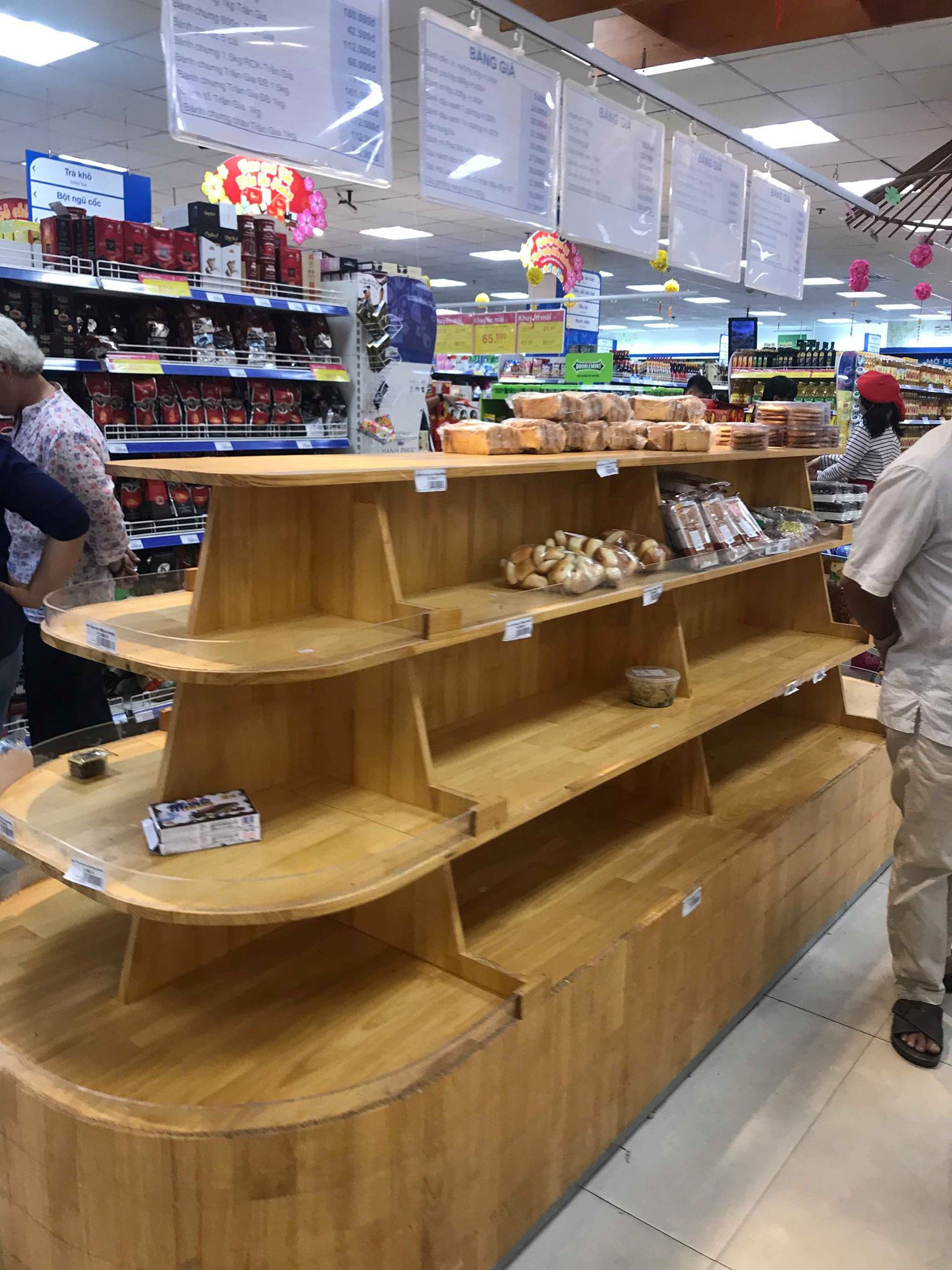 Chen nhau vét hàng trong siêu thị ngày cuối năm - Ảnh 6.