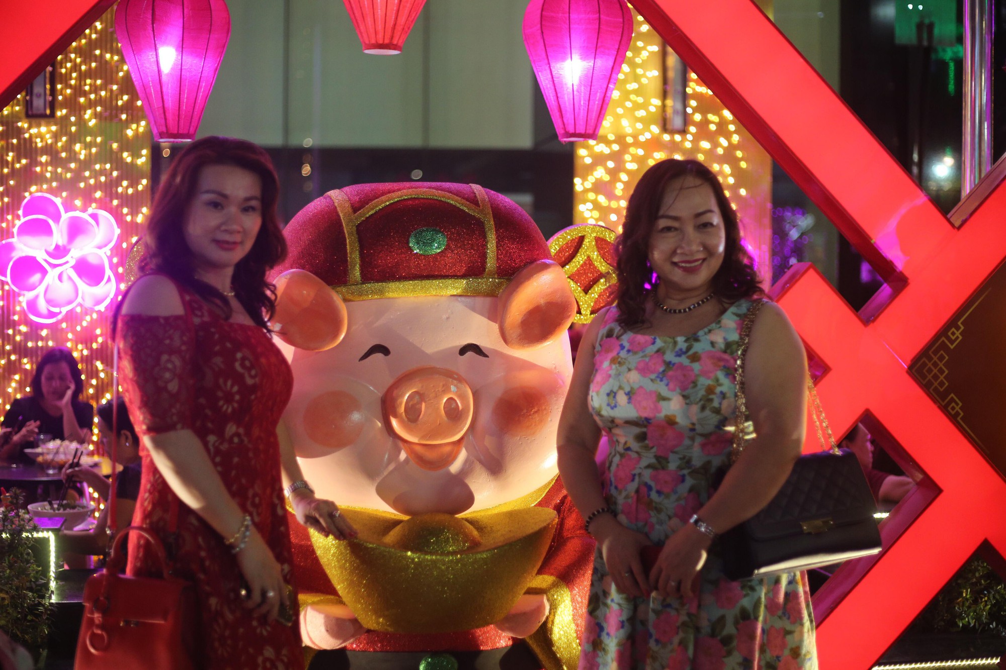 Trung t&acirc;m TP HCM nghẹt người chờ đ&oacute;n giao thừa - Ảnh 12.