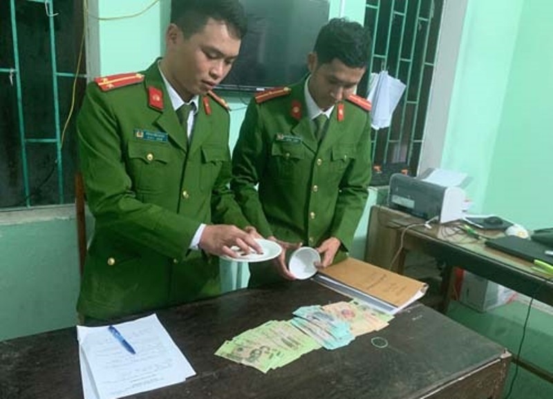 Bắt 21 “con bạc” đang chơi “xóc đĩa”, thu giữ gần 100 triệu đồng - Ảnh 1.