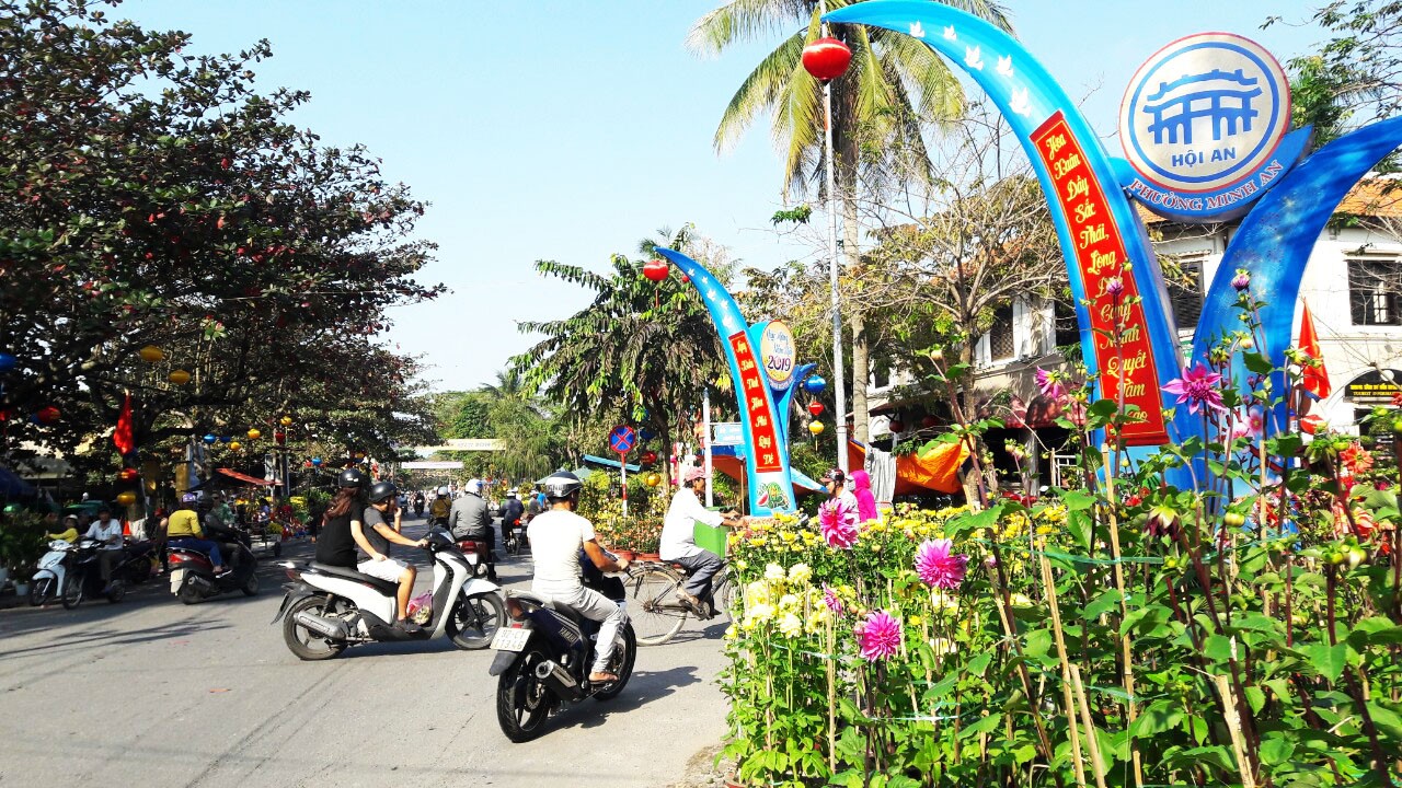 Phố cổ Hội An nhộn nhịp ngày cuối năm - Ảnh 8.