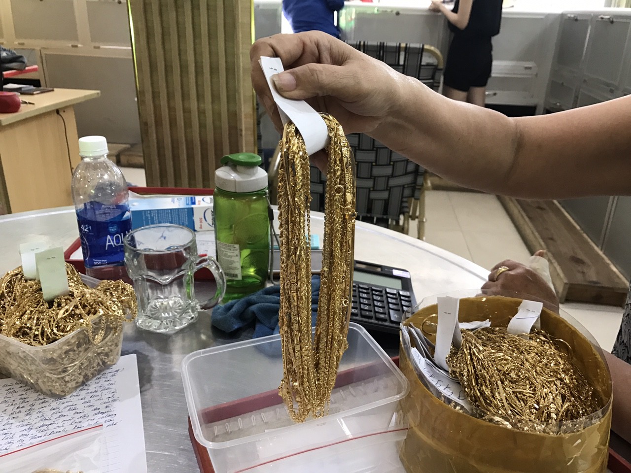 Nữ chủ tiệm mất 455 lượng v&agrave;ng qu&aacute; bất ngờ về kẻ trộm - Ảnh 2.